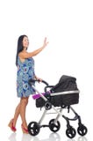 A mamã feliz com seu bebê no pram imagem de stock royalty free A mamã feliz com seu bebê no pram imagem de stock royalty free