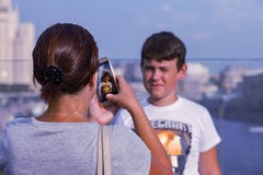 A mamã toma imagens de seu filho no telefone imagens de stock A mamã toma imagens de seu filho no telefone imagens de stock