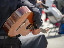 Man att vagga gitarren på en gatafestival för en kapacitet arkivfoto Man att vagga gitarren på en gatafestival för en kapacitet arkivfoto