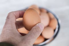 Man with a brown egg in his hand Royalty Free Stock Photography Man with a brown egg in his hand Royalty Free Stock Photography