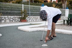 Man putting the golf ball to throw stock photography Man putting the golf ball to throw stock photography