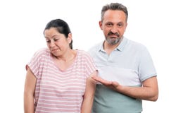 Man die op vrouw met belangeloze uitdrukking richten stock afbeeldingen Man die op vrouw met belangeloze uitdrukking richten stock afbeeldingen