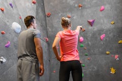 Man en vrouw die bij binnen het beklimmen gymnastiek uitoefenen stock afbeelding Man en vrouw die bij binnen het beklimmen gymnastiek uitoefenen stock afbeelding