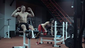 Man en vrouw die sporten doen stock videobeelden Man en vrouw die sporten doen stock videobeelden