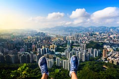 Man enjoying Hong Kong view from the Lion rock royalty free stock photography Man enjoying Hong Kong view from the Lion rock royalty free stock photography