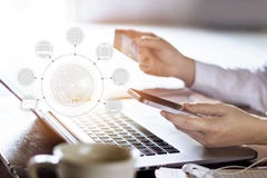 Man genom att använda online-shopping för mobila betalningar och anslutning för symbolskundnätverk på skärmen royaltyfri foto Man genom att använda online-shopping för mobila betalningar och anslutning för symbolskundnätverk på skärmen royaltyfri foto