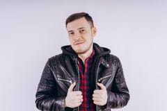 Man i moderiktigt omslag på vit bakgrund arkivbilder Man i moderiktigt omslag på vit bakgrund arkivbilder