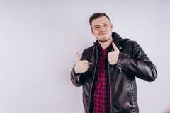 Man i moderiktigt omslag på vit bakgrund royaltyfri bild Man i moderiktigt omslag på vit bakgrund royaltyfri bild