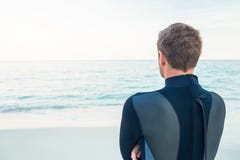 Man i wetsuit på en solig dag royaltyfri bild Man i wetsuit på en solig dag royaltyfri bild
