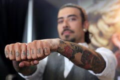 Man med tatueringen på fingrar Arkivbilder Man med tatueringen på fingrar Arkivbilder
