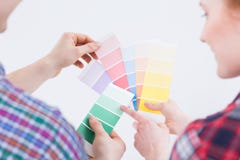 Man ` s en vrouwen` s handen die kleurenplukkers nemen stock foto's Man ` s en vrouwen` s handen die kleurenplukkers nemen stock foto's