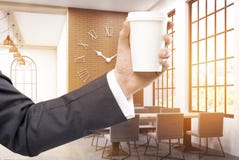 Man& x27; s-Hand mit Kaffee im Café stock abbildung Man& x27; s-Hand mit Kaffee im Café stock abbildung