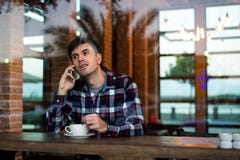 Man som har kaffe i stången fotografering för bildbyråer Man som har kaffe i stången fotografering för bildbyråer