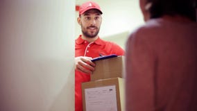Man som levererar jordlottaskar till den fel kunden lager videofilmer Man som levererar jordlottaskar till den fel kunden lager videofilmer