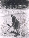 Man som spelar golf i snön arkivfoton Man som spelar golf i snön arkivfoton