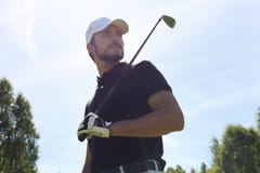 Man som spelar golf p? h?rliga Sunny Green Golf Course arkivbild Man som spelar golf p? h?rliga Sunny Green Golf Course arkivbild