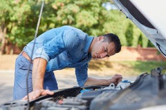 Man standing in front of a broken car royalty free stock photos Man standing in front of a broken car royalty free stock photos