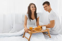 https://thumbs.dreamstime.com/t/man-woman-eating-breakfast-morning-young-happy-men-women-love-enjoying-each-other-bed-love-care-relationships-61075357.jpg
