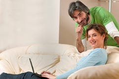 Man and Woman Smiling at Home on the Couch royalty free stock photography Man and Woman Smiling at Home on the Couch royalty free stock photography