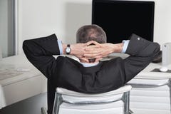 Manager die terug in bureau leunt stock foto's Manager die terug in bureau leunt stock foto's