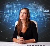 Manager op het kantoor die verslag en statistieken uitbrengen stock afbeeldingen Manager op het kantoor die verslag en statistieken uitbrengen stock afbeeldingen
