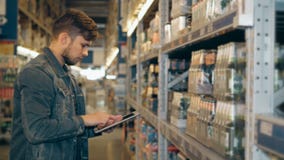 Manager-With Tablet-PC, der Waren am Supermarkt-Lager überprüft stock footage Manager-With Tablet-PC, der Waren am Supermarkt-Lager überprüft stock footage