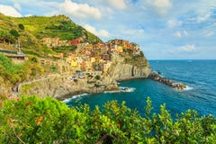 Manarola by på den Cinque Terre kusten av Italien, Europa fotografering för bildbyråer Manarola by på den Cinque Terre kusten av Italien, Europa fotografering för bildbyråer