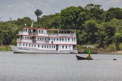 MANAUS, ΒΡΑΖΙΛΙΑ, ΣΤΙΣ 17 ΟΚΤΩΒΡΊΟΥ: Χαρακτηριστική ξύλινη άσπρη βάρκα του Αμαζονίου στοκ φωτογραφία MANAUS, ΒΡΑΖΙΛΙΑ, ΣΤΙΣ 17 ΟΚΤΩΒΡΊΟΥ: Χαρακτηριστική ξύλινη άσπρη βάρκα του Αμαζονίου στοκ φωτογραφία