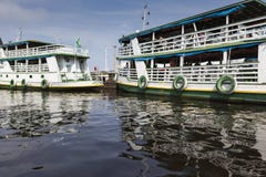 MANAUS, ΒΡΑΖΙΛΙΑ, ΣΤΙΣ 17 ΟΚΤΩΒΡΊΟΥ: Χαρακτηριστική ξύλινη ναυσιπλοΐα βαρκών στοκ φωτογραφία MANAUS, ΒΡΑΖΙΛΙΑ, ΣΤΙΣ 17 ΟΚΤΩΒΡΊΟΥ: Χαρακτηριστική ξύλινη ναυσιπλοΐα βαρκών στοκ φωτογραφία
