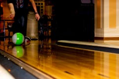 Manben och bowlingklot arkivbild Manben och bowlingklot arkivbild