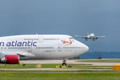 MANCHESTER R-U, LE 30 MAI 2019 : Virgin Atlantic Boeing 747 jolies attentes de femme sur le tablier pour le vol MT1747 de Thomas images stock MANCHESTER R-U, LE 30 MAI 2019 : Virgin Atlantic Boeing 747 jolies attentes de femme sur le tablier pour le vol MT1747 de Thomas images stock
