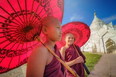 MANDALAY, MYANMAR, - 11 DE DICIEMBRE DE 2017: Dos asiático no identificado y fotos de archivo libres de regalías MANDALAY, MYANMAR, - 11 DE DICIEMBRE DE 2017: Dos asiático no identificado y fotos de archivo libres de regalías