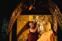 MANDALAY, MYANMAR - DECEMBER 11, 2017: De hogere monnik wast fac royalty-vrije stock foto MANDALAY, MYANMAR - DECEMBER 11, 2017: De hogere monnik wast fac royalty-vrije stock foto