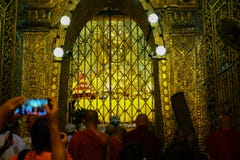 MANDALAY, MYANMAR en el ritual de la madrugada del lavado de la cara a Mahamun fotografía de archivo libre de regalías MANDALAY, MYANMAR en el ritual de la madrugada del lavado de la cara a Mahamun fotografía de archivo libre de regalías