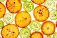 Mandarin en kiwiplakken op wit stock foto Mandarin en kiwiplakken op wit stock foto
