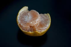 Mandarine und abgezogene Segmente lokalisiert lizenzfreie stockfotos Mandarine und abgezogene Segmente lokalisiert lizenzfreie stockfotos