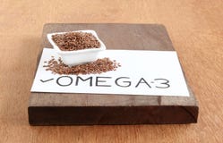 Mande un SMS al ` del ` Omega-3 manuscrito en una semilla del papel y de lino imagen de archivo Mande un SMS al ` del ` Omega-3 manuscrito en una semilla del papel y de lino imagen de archivo
