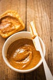 Mandelbutter in der Schüssel mit Crackern Lizenzfreie Stockbilder Mandelbutter in der Schüssel mit Crackern Lizenzfreie Stockbilder