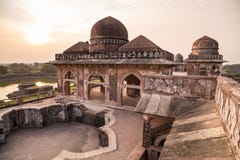 Mandu la India, ruinas afganas del reino del Islam, del monumento de la mezquita y de la tumba de los musulmanes Detalles arquite imagenes de archivo Mandu la India, ruinas afganas del reino del Islam, del monumento de la mezquita y de la tumba de los musulmanes Detalles arquite imagenes de archivo