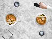 Maneira má de usar o smartphone ao comer fotografia de stock royalty free Maneira má de usar o smartphone ao comer fotografia de stock royalty free