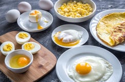 Maneiras diferentes de cozinhar ovos imagem de stock Maneiras diferentes de cozinhar ovos imagem de stock
