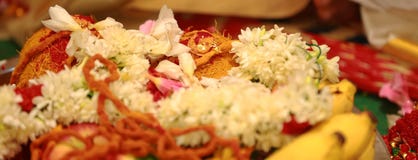 mangal sutra met bloemen in de ceremonietradities en rituelen van het zuiden Aziatische huwelijk stock foto mangal sutra met bloemen in de ceremonietradities en rituelen van het zuiden Aziatische huwelijk stock foto
