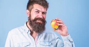 Mangez sain Homme avec la main de fruit de pomme de prise de hippie de barbe Faits de nutrition et prestations-maladie Fruit popu photographie stock Mangez sain Homme avec la main de fruit de pomme de prise de hippie de barbe Faits de nutrition et prestations-maladie Fruit popu photographie stock