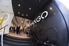 Mango shoppar i Gran via Madrid mars 11th, 2018 spain royaltyfri foto Mango shoppar i Gran via Madrid mars 11th, 2018 spain royaltyfri foto
