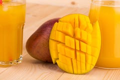 Mango y jugo imagen de archivo Mango y jugo imagen de archivo