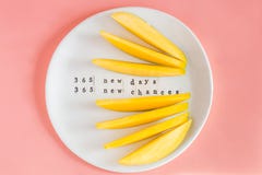 Mangofruit en mangoplakken op de witte plaat stock afbeelding Mangofruit en mangoplakken op de witte plaat stock afbeelding