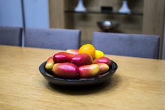 Mangos, naranjas, y limones de Apple en el cuenco en la cocina fotografía de archivo Mangos, naranjas, y limones de Apple en el cuenco en la cocina fotografía de archivo