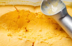 Mangowy smaku lody z łyżką i niektóre digged za zdjęcia royalty free Mangowy smaku lody z łyżką i niektóre digged za zdjęcia royalty free