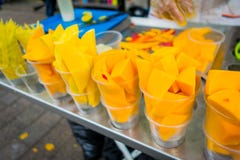 Mangue coupée en tranches fraîche, nourriture de rue à Medellin image libre de droits Mangue coupée en tranches fraîche, nourriture de rue à Medellin image libre de droits