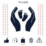 Mani che tengono il piede del bambino - simbolo di protezione Fotografia Stock Libera da Diritti Mani che tengono il piede del bambino - simbolo di protezione Fotografia Stock Libera da Diritti